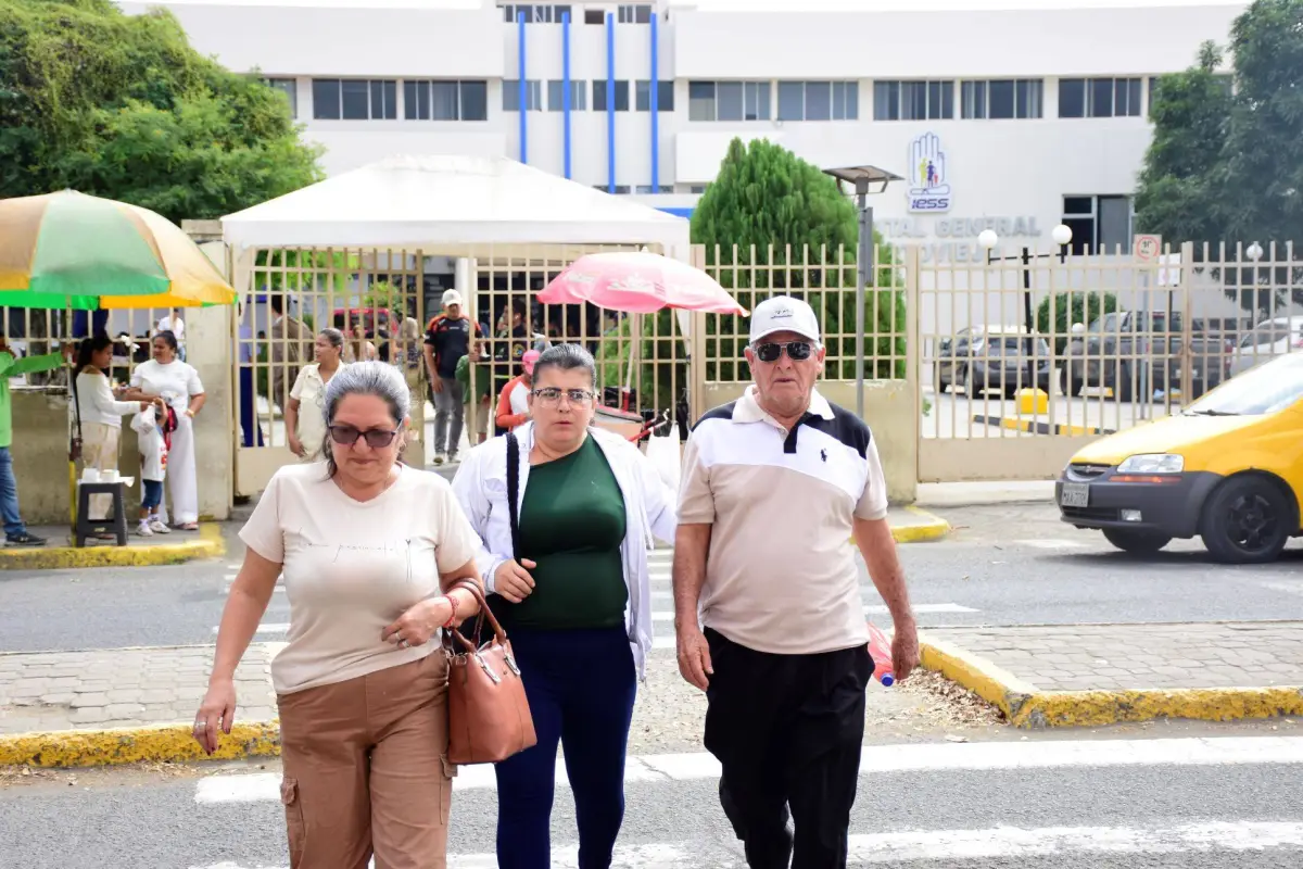 Los afiliados que llegan al Hospital del IESS Portoviejo, muestran malestar por la falta de varios servicios., El Diario