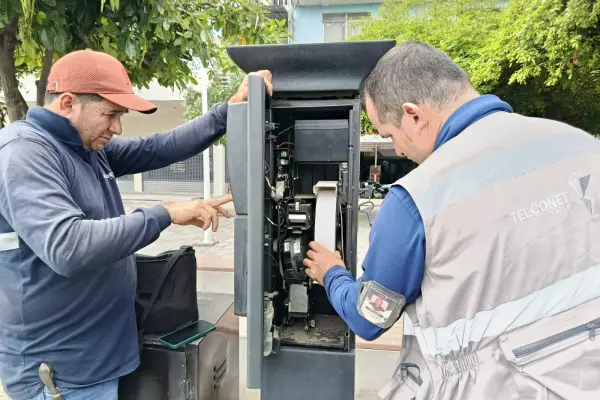 Dan mantenimiento a los parquímetros en el centro de Manta. ,El Diario