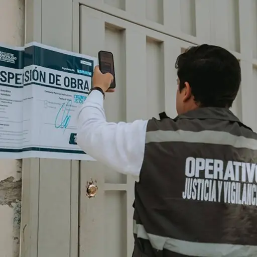 Dirección de Justicia y Vigilancia reinstala sellos de suspensión en edificaciones del sur de Guayaquil