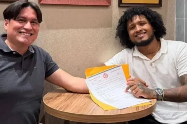 Christian Alemán junto a su representante, tras firmar su contrato con su nuevo club