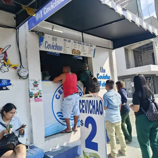 El boom del ceviche en funda: cómo un snack práctico conquistó las calles de Manta