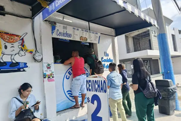 La venta de ceviche en funda con chifles se ha posicionado en Manta. ,El Diario