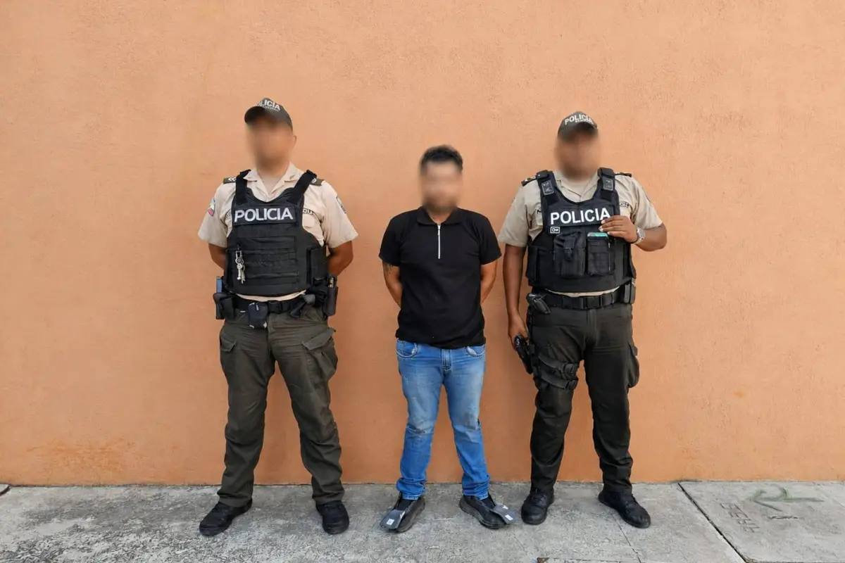 Persecución culmina con un detenido y una camioneta recuperada en Manta
