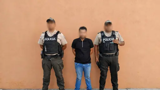 Policía recupera camioneta robada y aprehende a un sospechoso tras persecución en Manta