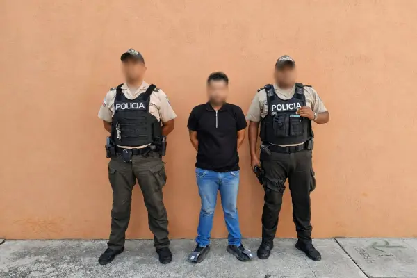 Persecución culmina con un detenido y una camioneta recuperada en Manta