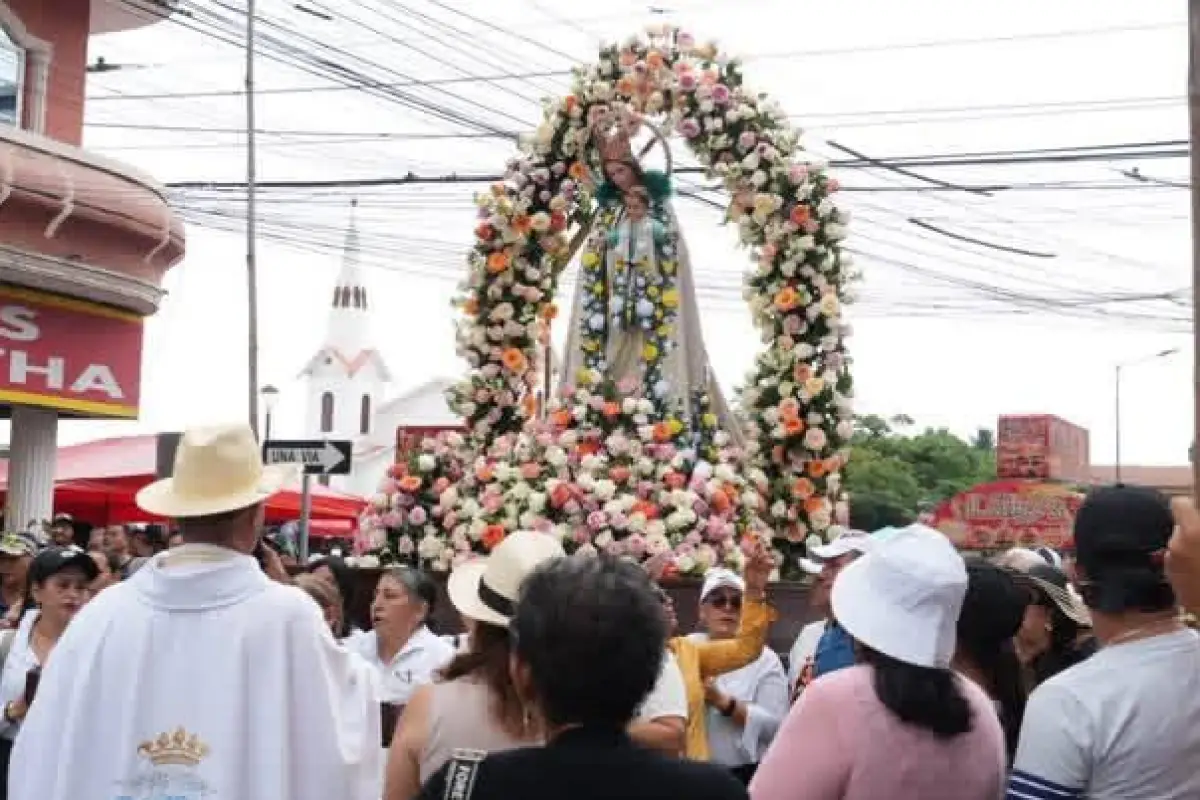 Fieles acompañaron la procesión de la Virgen del Carmen por las calles de Rocafuerte., El Diario