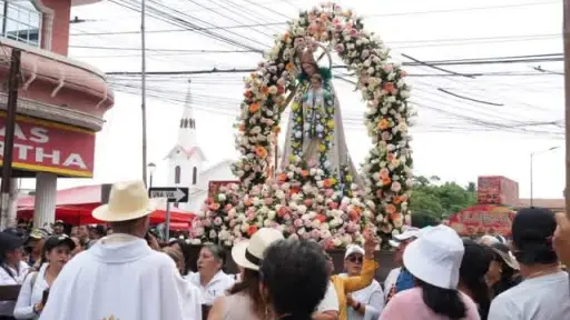 Procesión de la Virgen del Carmen congrega fieles y activa el comercio