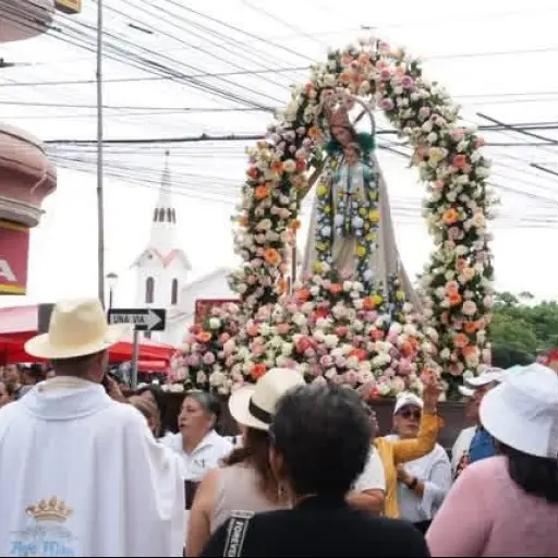 Procesión de la Virgen del Carmen congrega fieles y activa el comercio