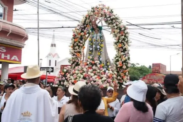 Fieles acompañaron la procesión de la Virgen del Carmen por las calles de Rocafuerte. ,El Diario