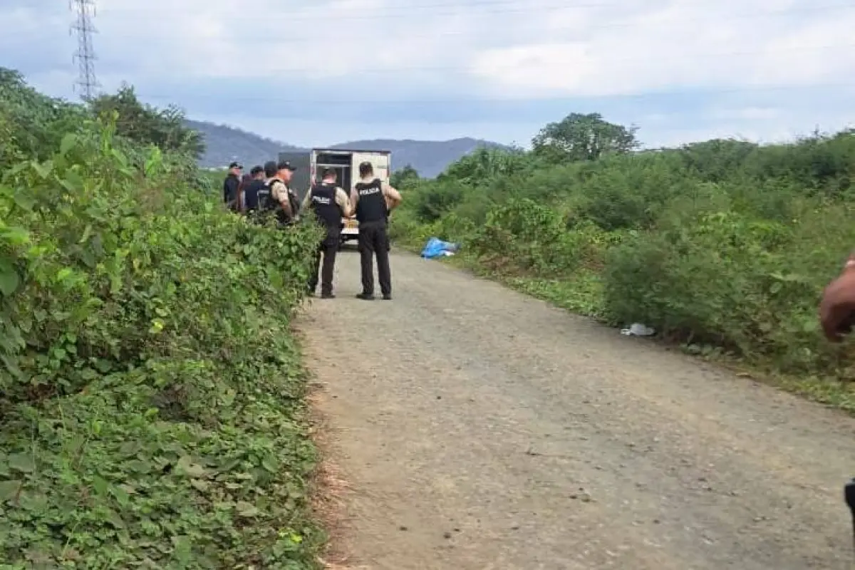 El cuerpo estaba dentro de un saco de yute y lo abandonaron junto a una carretera de lastre en la parroquia Picoazá., Foto: El Diario