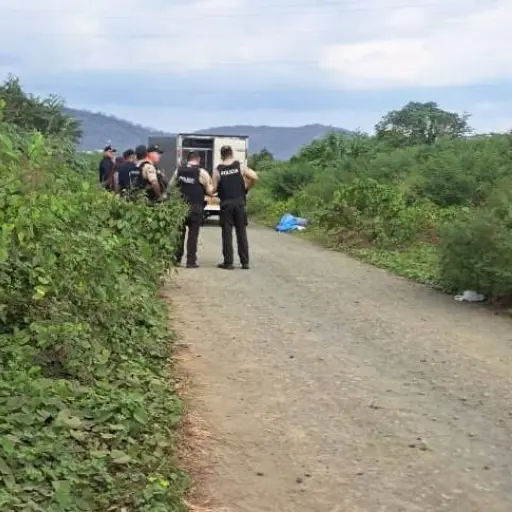 Localizan un cadáver ensacado junto a un mensaje de advertencia en una zona rural de Portoviejo