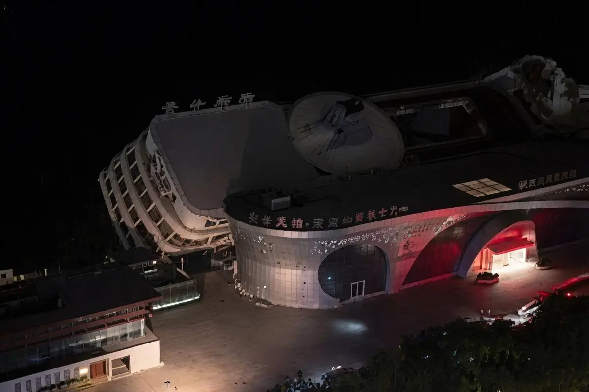 El barco de pasajeros quedó virado sobre la estructura portuaria tras las inclemencias del clima en el puerto chino., Foto: Agencias