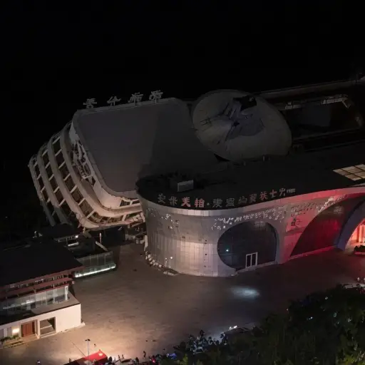 Crucero de lujo terminó volcado en un muelle de China debido a la furia de la naturaleza  