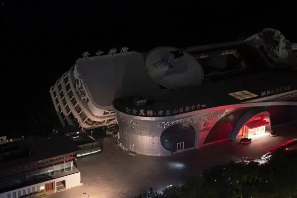El barco de pasajeros quedó virado sobre la estructura portuaria tras las inclemencias del clima en el puerto chino. ,Foto: Agencias