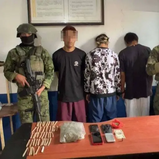 Operativo en El Carmen deja tres aprehendidos y evidencia vinculada al presunto microtráfico