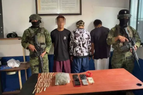 Operativo en El Carmen deja tres aprehendidos y evidencia vinculada al presunto microtráfico