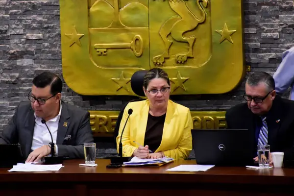 La vicealcaldesa María Isabel Guillén, presidió la sesión del concejo municipal. ,El Diario