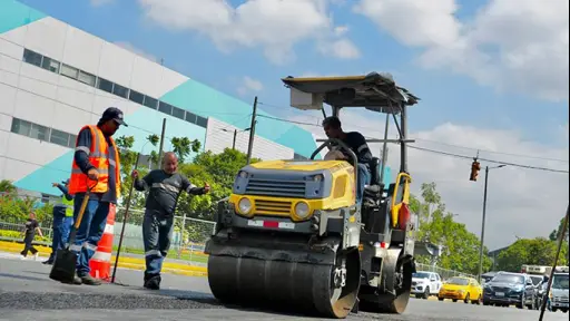 Guayaquil activa 20 frentes de recuperación vial para mejorar la movilidad en avenidas estratégicas