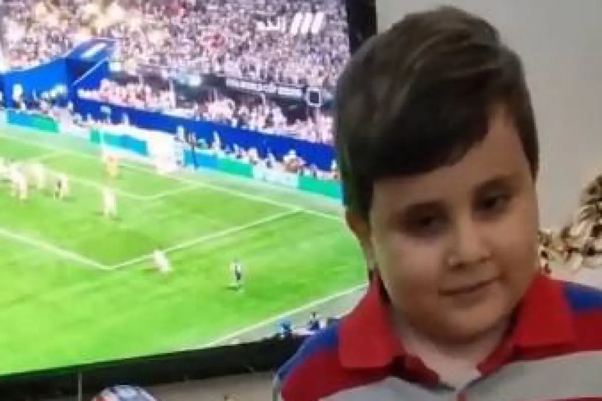 Un niño no vidente se emociona con el gol de Lionel Messi frente a Inglaterra