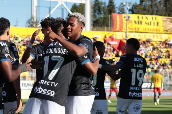 Emerson Pata, celebrando junto a sus compañeros el primero gol de Independiente del Valle. ,Foto: Agencia Apifoto