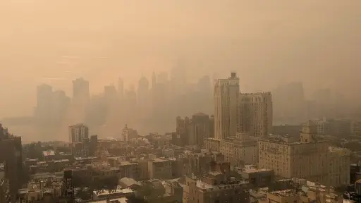 Humo de incendios forestales cubrió Nueva York y oscureció el cielo en el este de EE. UU.