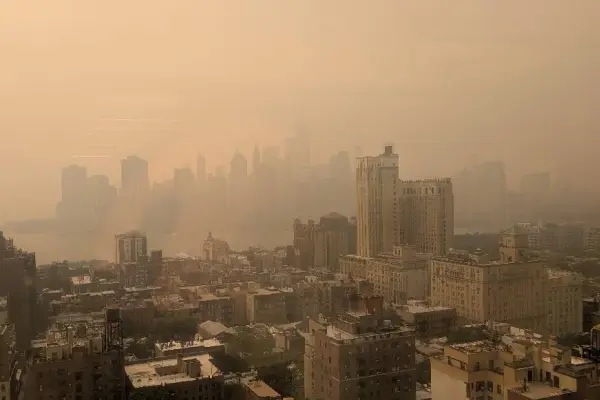 New York quedó cubierto de una densa nube de humo que causó afectaciones tanto a personas como a vehículos y aeropuertos. ,Foto: Agencias