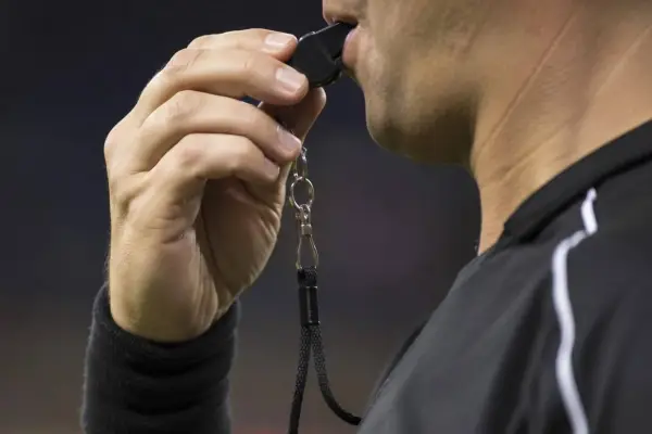 Según las reglas de juego de la FIFA, el árbitro es la máxima autoridad dentro del terreno de juego
