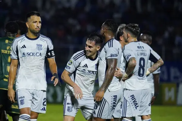 Jugadores de Emelec celebrando el gol marcado por Juan Pablo Ruíz que le dio el triunfo a Emelec en Machala. ,Foto: Agencia Apifoto