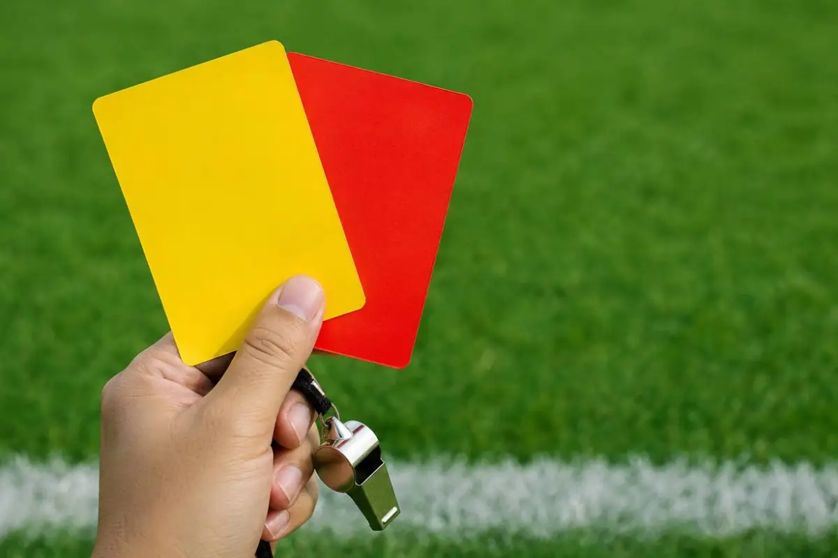 El árbitro es la autoridad durante un encuentro de fútbol según las reglas de la FIFA