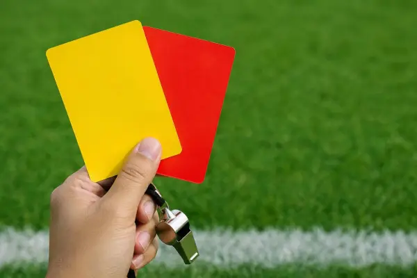 El árbitro es la autoridad durante un encuentro de fútbol según las reglas de la FIFA