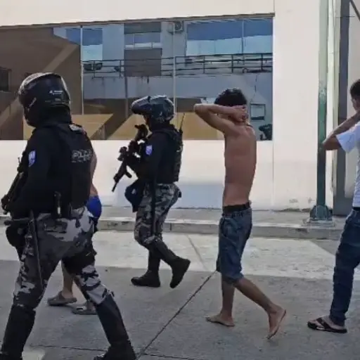 Tres detenidos y un adolescente aislado por robo a mano armada en Divino Niño de Manta