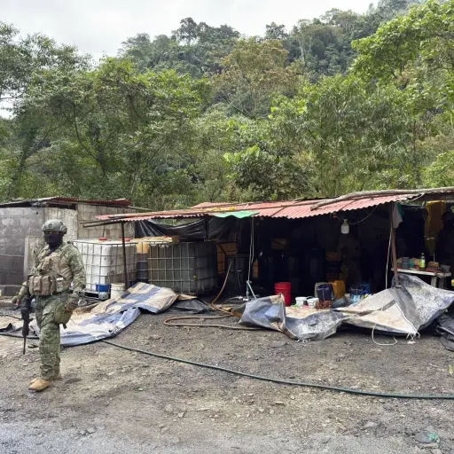 Tandapi: Ejército aprehende a cinco personas y decomisa 900 galones de diésel en operativo militar