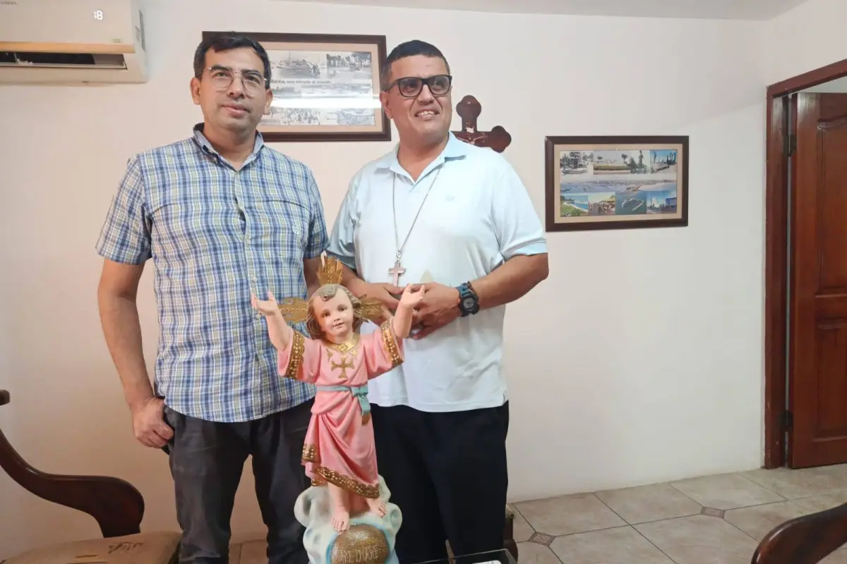 Sacerdotes de la parroquia Divino Niño junto a la imagen original que acompañó la construcción de la primera capilla., El Diario