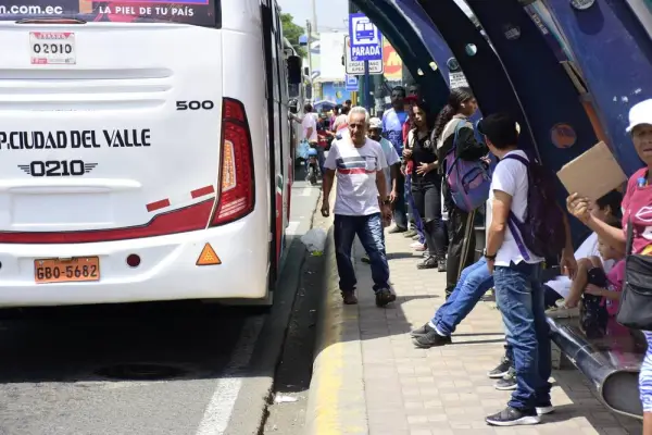 154 buses urbanos de Portoviejo no laborarán por falta de ingresos.