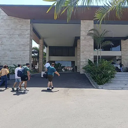 Más de 1.500 triatletas llegan a Manta: hoteles al 80-100% y Terminal de Cruceros como centro logístico