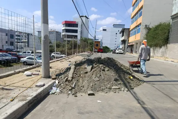El municipio instala actualmente adoquines en las veredas de la avenida 5 y calle 10; la institución promete fin de trabajos en medio de quejas de los transeúntes. ,El Diario