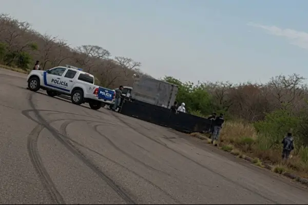 El cuerpo de Neiser Delgado fue encontrado a un costado de la vía que une Montecristi con El Aromo. ,Foto: El Diario