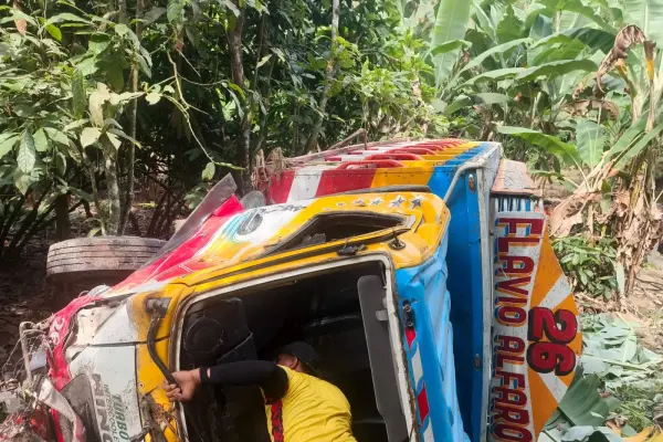 El micro 26 de la cooperativa Flavio Alfaro se volcó tras perder pista en una zona rural del cantón Chone. ,Foto: Cortesía ECU-911