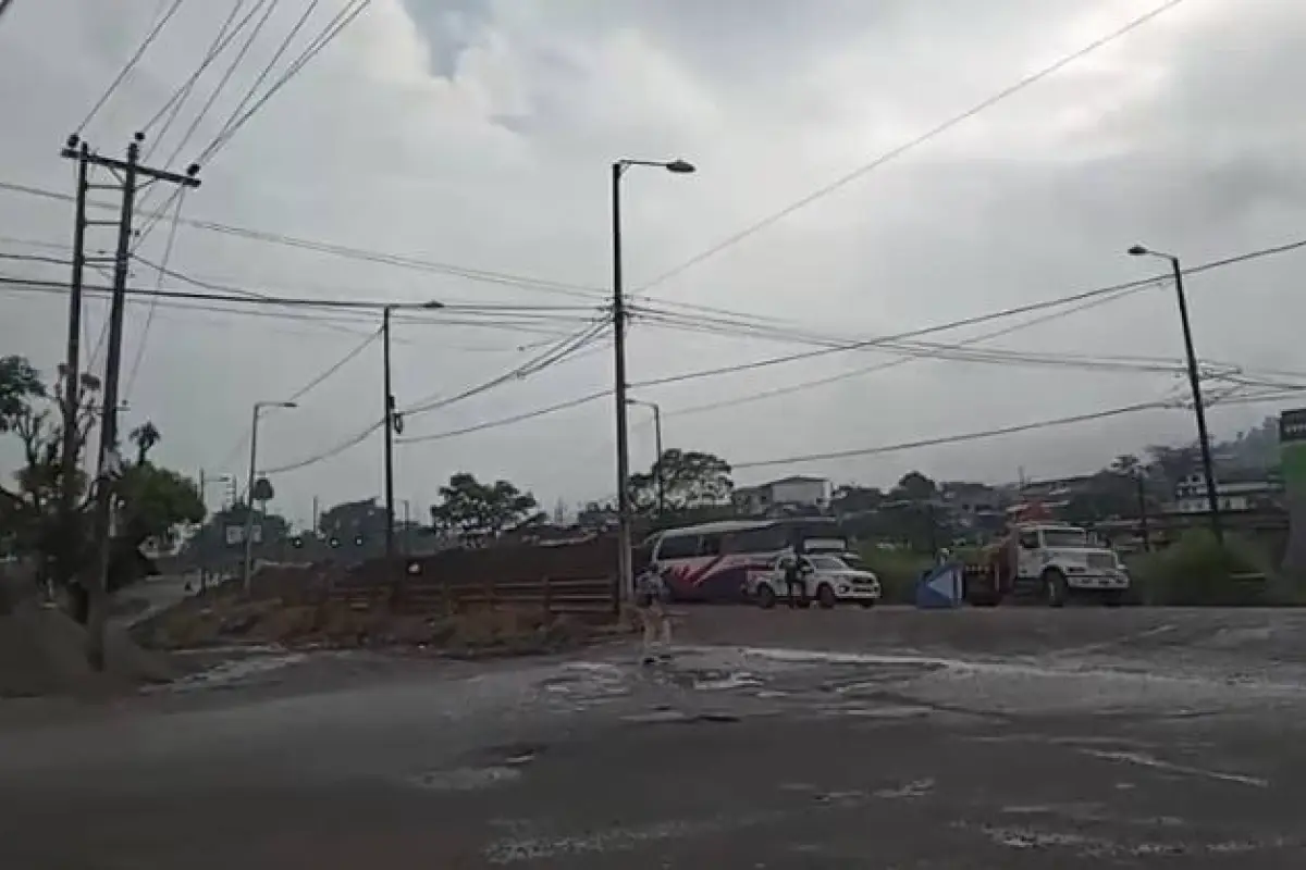 Santo Domingo bus se accidentó contra un montículo de tierra en zona de trabajos; moradores piden mayor señalización