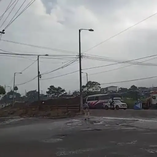Santo Domingo: bus se accidentó contra un montículo de tierra en zona de trabajos; moradores piden mayor señalización