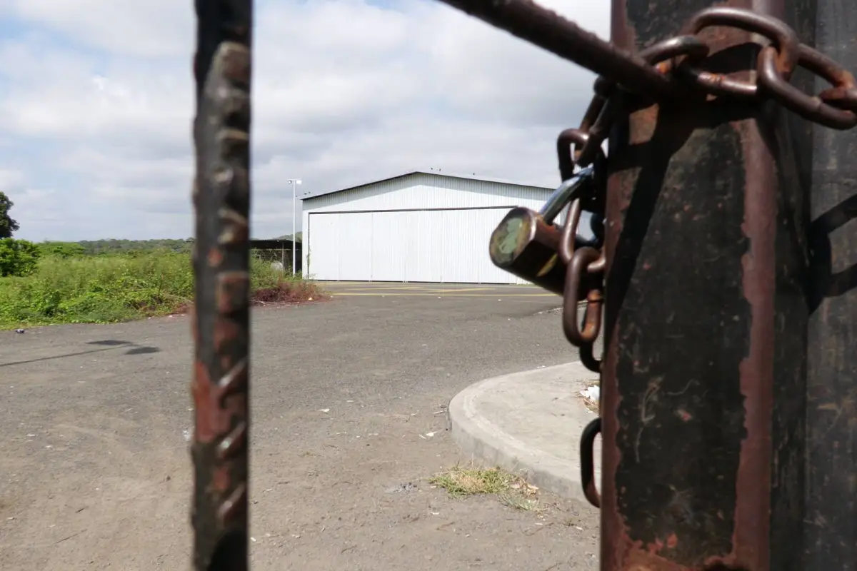 Portón oxidado, acceso cerrado y falta de mantenimiento reflejan el abandono del aeropolicial de Portoviejo
