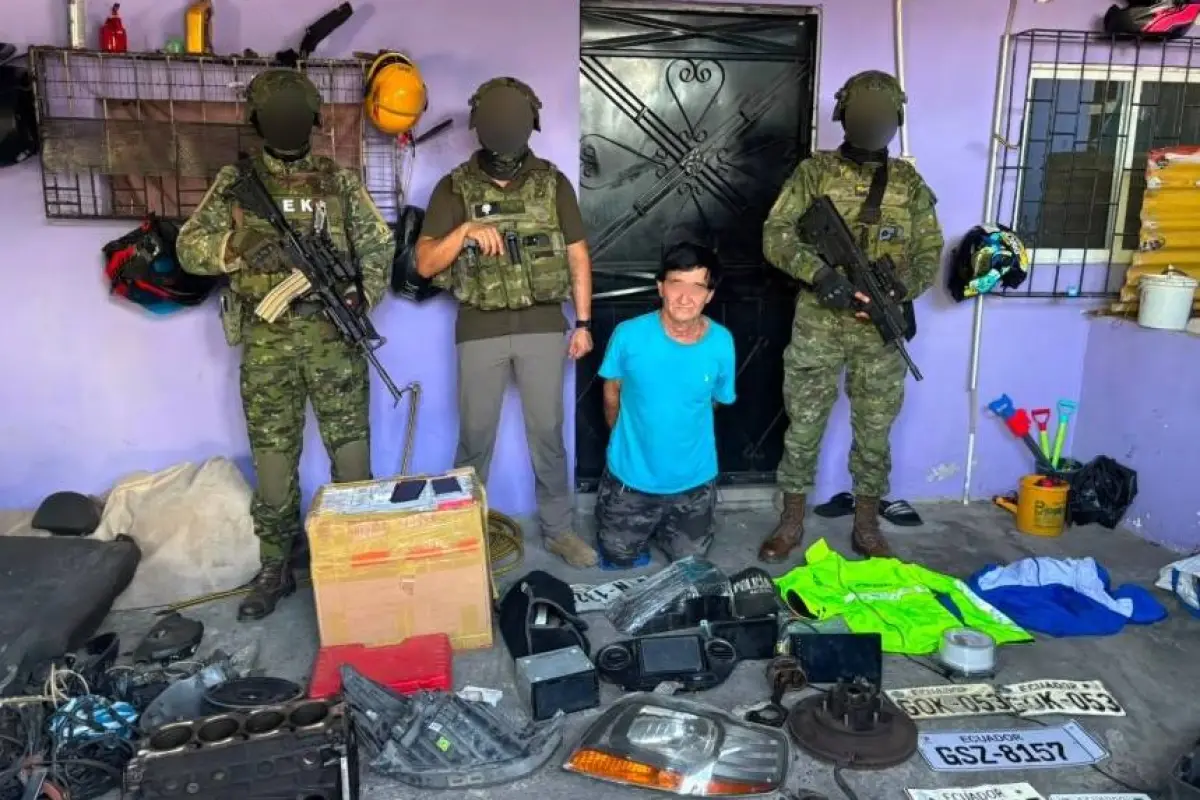 El detenido por las Fuerzas Armadas junto a las evidencias halladas por personal delas Fuerzas Armadas., Foto: Fuerzas Armadas