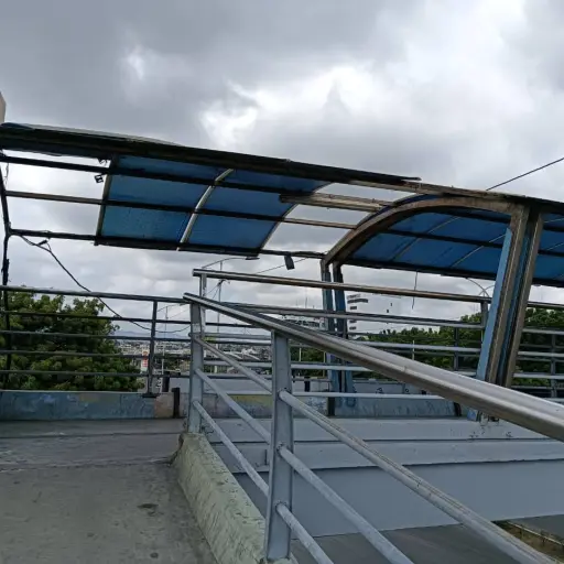 Paso elevado peatonal en Avenida Malecón está deteriorado y abandonado