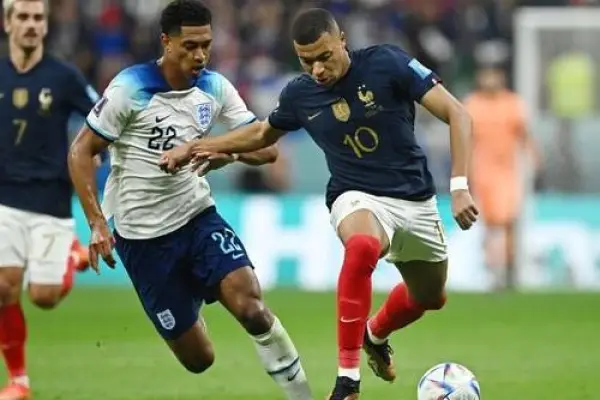 Jude Bellingham (izq) una de las figuras de Inglaterra junto a Kylian Mbappé del combinado francés. ,Foto: Archivo