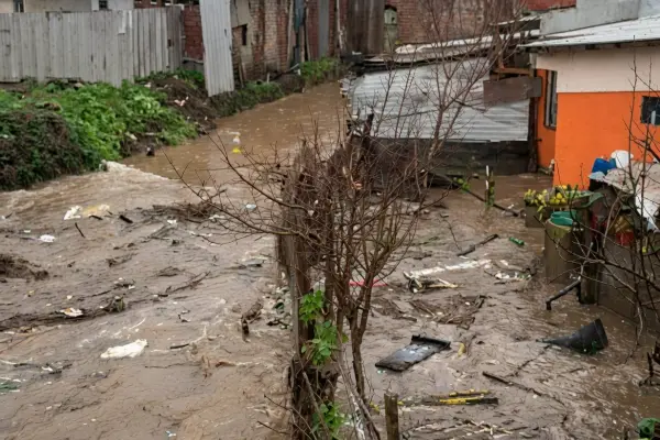 Decenas de viviendas se han visto afectadas por la acumulación de agua tras las fuertes lluvias en Santiago de Chile. ,Foto: Agencias