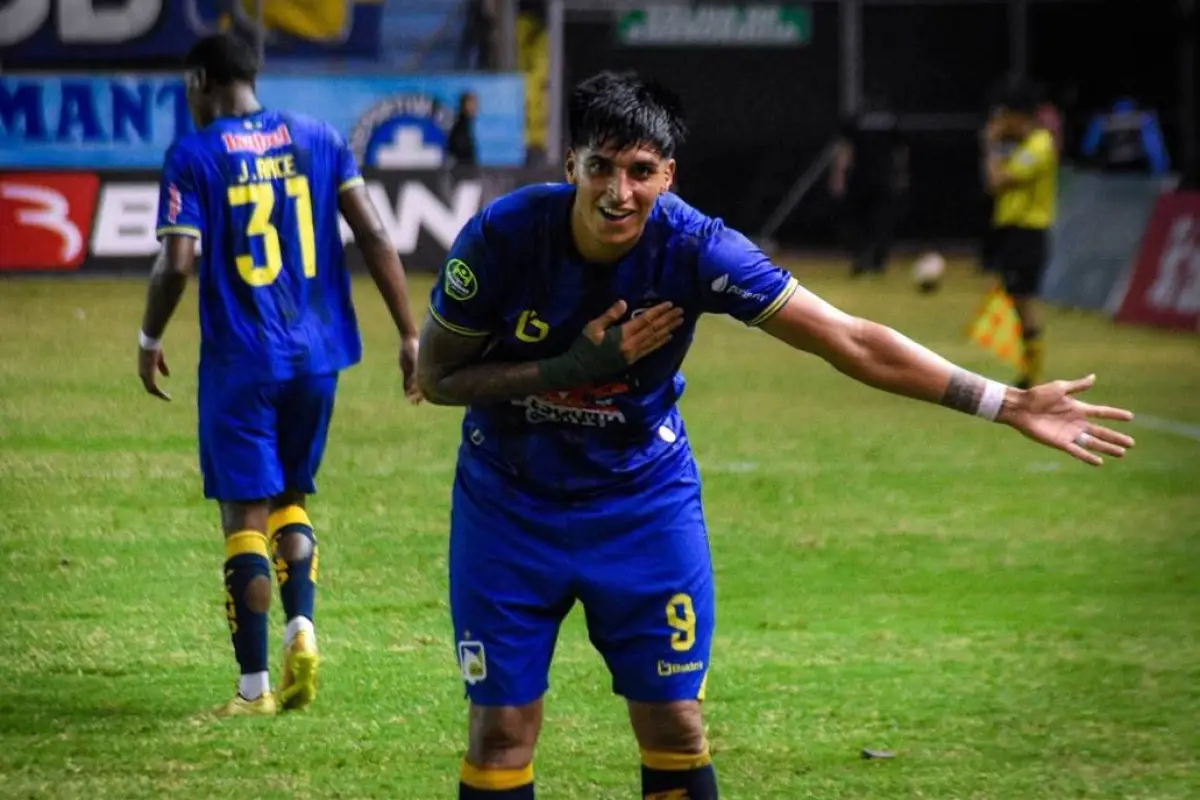 El delantero Franco Ayunta marcó un doblete con el que Delfín SC remontó ante Macará de Ambato, en el estadio Jocay., Foto: Delfin SC