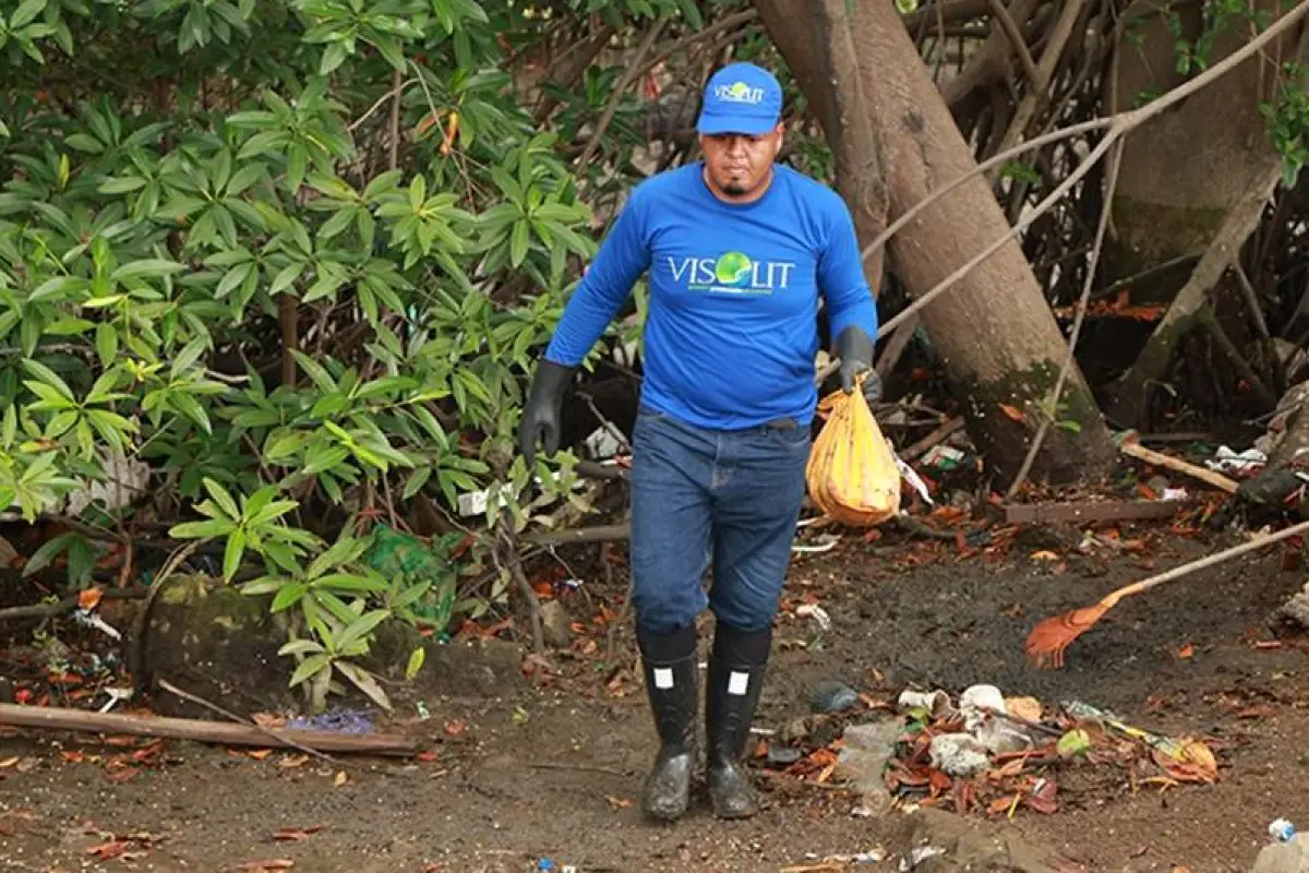Limpieza permanente busca reducir la contaminación en el Estero Salado de Guayaquil