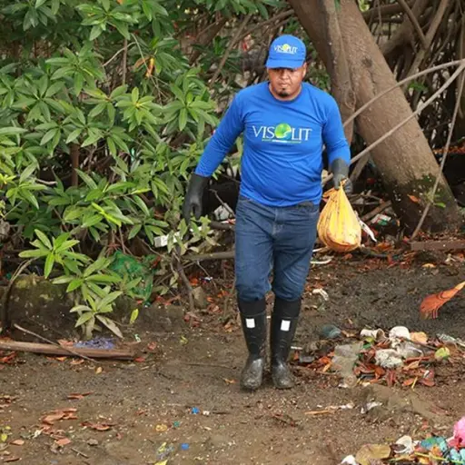 Guayaquil retira cerca de 1.000 toneladas mensuales de desechos del Estero Salado