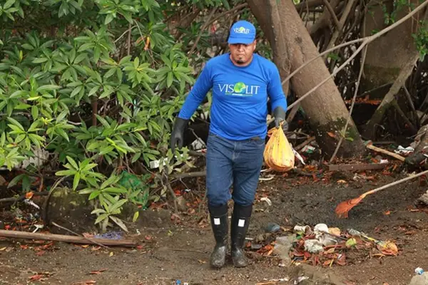 Limpieza permanente busca reducir la contaminación en el Estero Salado de Guayaquil