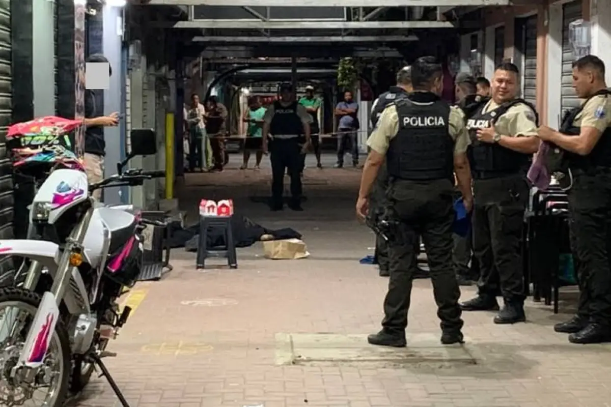 El cuerpo de Garzón quedó en medio de un callejón tras recibir varios impactos de bala este viernes 17 de julio., Foto: El Diario